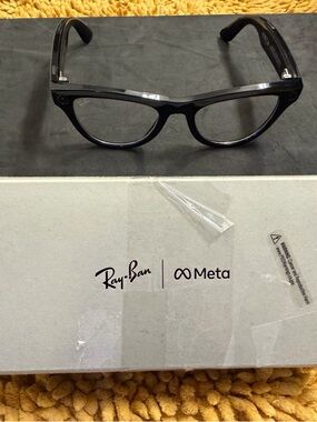Ray-Ban Meta Gen 1 Shiny Black Skyler Transition (Amethyst) Smart Glasses